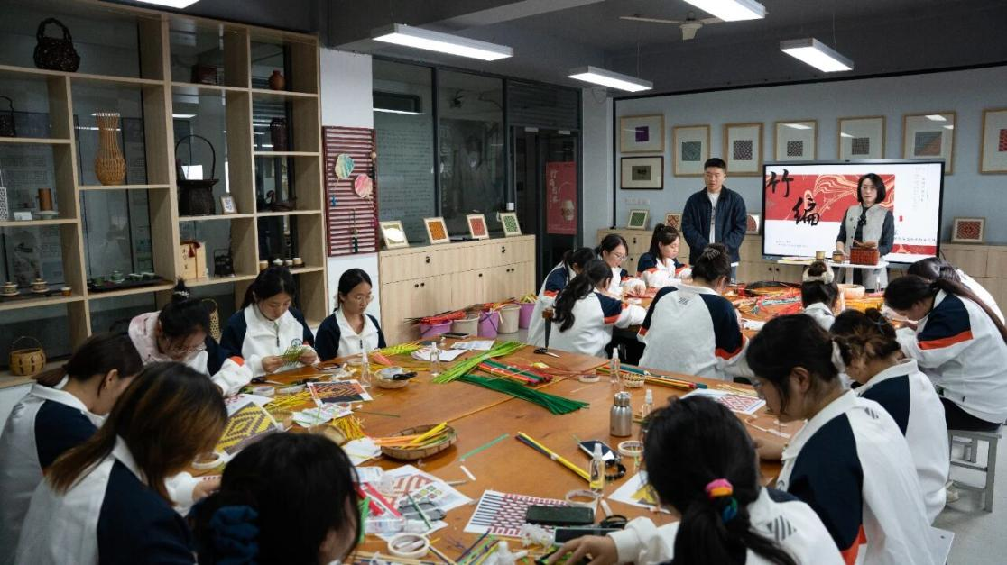 为非遗“添彩”，为青春“赋能”：江苏建院的文化育人新实践